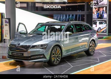 FRANKFURT, Deutschland - September 2019: Silber grau SKODA SUPERB iV B8 TYP 3V Estate Wagon kombi Familie Auto, IAA International Motor Show Auto Ausstellung. Stockfoto