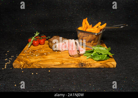 Rumpsteak mit süßen Kartoffeln salat Beilage und Tomaten/Paradeiser Stockfoto