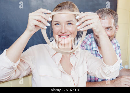 Freundliche Paar in Liebe sculpting aus Ton in einer Töpferei. Stockfoto