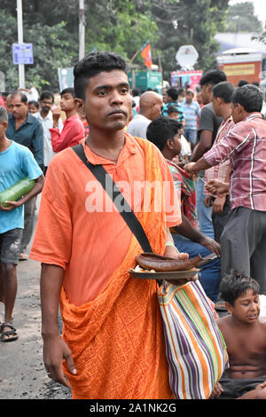 Kolkata, Indien - 28. September 2019; indisch-hinduistischen Gläubigen Menschen bieten "tarpan" auf das Göttliche für die Befreiung der Seele von ihrem verstorbenen Elde Stockfoto