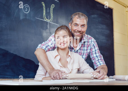 Freundliche Paar in Liebe sculpting aus Ton in einer Töpferei. Stockfoto