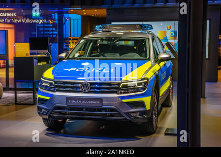 FRANKFURT, Deutschland - September 2019: blau gelb Polizei VOLKSWAGEN VW Tiguan 2. Generation 5 N SUV, Iaa Auto Ausstellung. Stockfoto