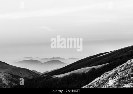 Berge Schichten und Nebel zwischen ihnen Stockfoto