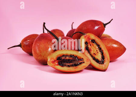 Frische tamarillo Obst oder terong belanda serviert am Tisch oben Stockfoto