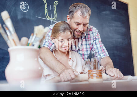 Freundliche Paar in Liebe sculpting aus Ton in einer Töpferei. Stockfoto