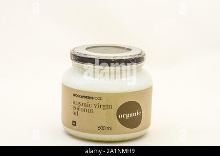 Alberton, Südafrika - ein Whirlpool von Woolworths Food organic Virgin Coconut Oil auf einen klaren Hintergrund Bild mit Kopie Raum isoliert Stockfoto