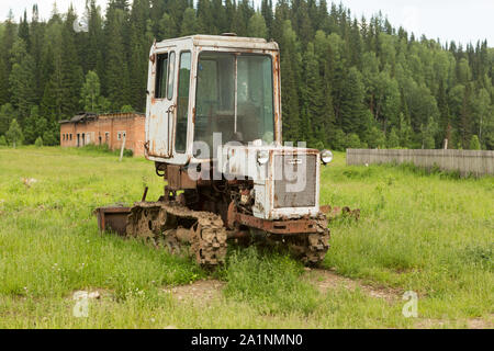 Alten Traktor auf einem Feld im Dorf Stockfoto