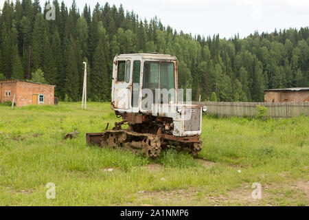 Alten Traktor auf einem Feld im Dorf Stockfoto