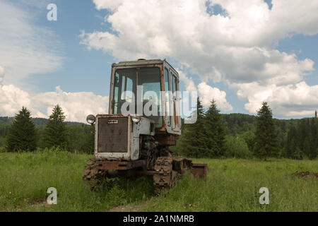 Alten Traktor auf einem Feld im Dorf Stockfoto