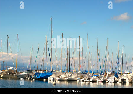 Segelboote im Hafen von Ouchy an einem sonnigen Sommertag im Juli. Ouchy ist der Hafen in Lausanne, Schweiz Stockfoto