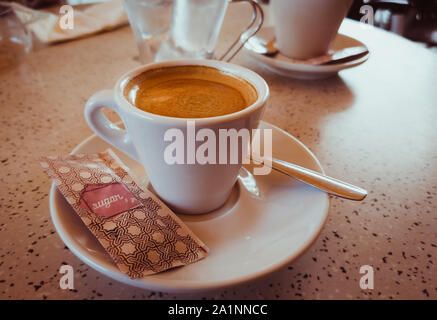 Eine Tasse Kaffee in einem Café oder Cafeteria. Stockfoto