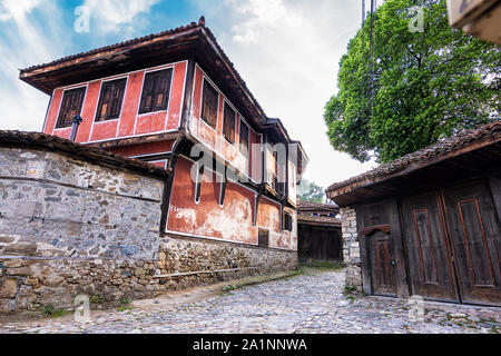 Charakteristischen Straße mit Kopfsteinpflaster und Häuser in der Altstadt von koprivshtitsa (Bulgarien) Stockfoto