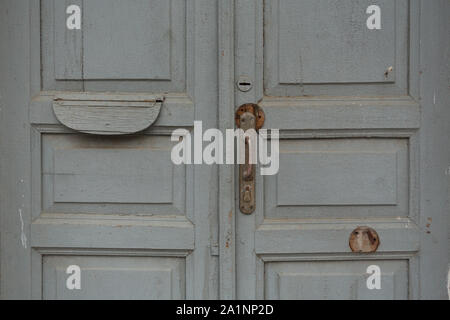 Alte hölzerne Türen im alten Gebäude in Grau Stockfoto