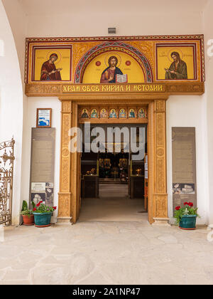 Sozopol, Bulgarien - Juni 21, 2019: Eingang der Orthodoxen Kirche in der Stadt Sozopol, Bulgarien, in der Nähe von Burgas Stockfoto