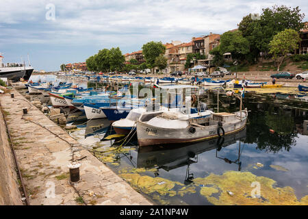 Sozopol, Bulgarien - Juni 21, 2019: Boote im Hafen von Sozopol, einer schönen Stadt in der Nähe von Burgas, Bulgarien Stockfoto