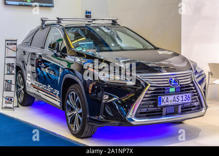 FRANKFURT, Deutschland - September 2019: schwarz LEXUS NX SUV autonome fahren Auto, Iaa Auto Ausstellung. Stockfoto