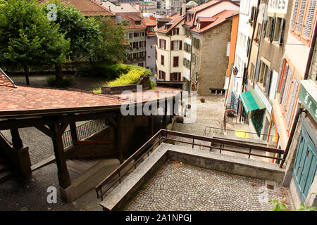 Lausanne, Schweiz - 29. Juli 2019: Die 300 Jahre alte Escaliers du Marché (Treppen) Treppe in das alte Zentrum Stockfoto