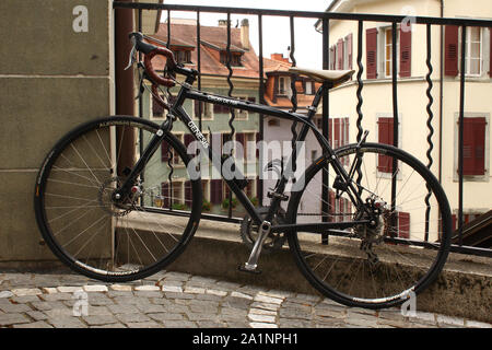 Lausanne, Schweiz - 29. Juli 2019: Ein Croix de Fer Genesis Bike im alten Zentrum von Lausanne geparkt. Genesis ist eine britische Marke. Stockfoto