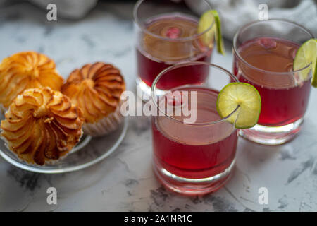 Drink von Pflaumen und Äpfel in transparenten Gläsern. Stockfoto