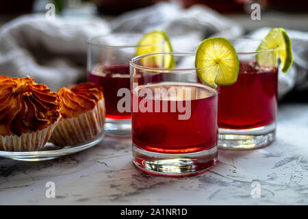 Drink von Pflaumen und Äpfel in transparenten Gläsern. Stockfoto