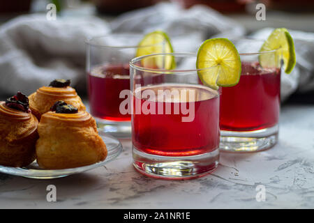 Drink von Pflaumen und Äpfel in transparenten Gläsern. Stockfoto