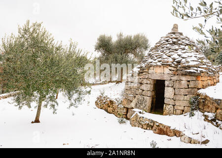 Land Trullo mit Schnee in Apulien (Italien) Stockfoto