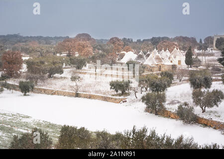 Trulli, während es schneit in der apulischen Landschaft (Italien) Stockfoto