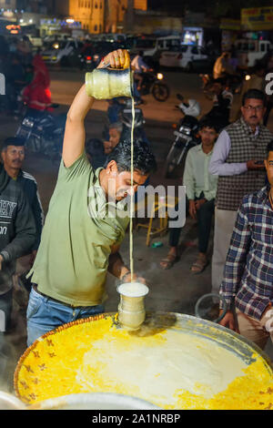 Jaisalmer, Indien - 16. Februar 2019: Indische Anbieter warme süße Milch mit Mandel auf der Straße in Jaisalmer. Rajasthan Stockfoto