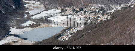 Naturschutzgebiet in Italien. Luftaufnahme der Valganna und Campo dei Fiori Regional Park Stockfoto