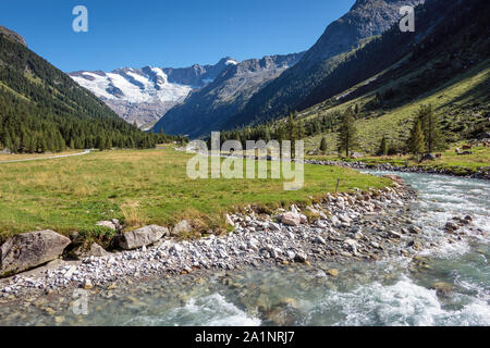 Krimmler Achental. Krimmler Ache und im Hintergrund Krimmler Kees Gletscher. Nationalpark Hohe Tauern. Österreichische Alpen. Europa. Stockfoto