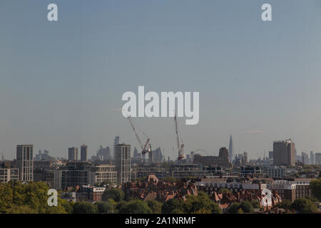 Ein Blick auf die Skyline der Hochhäuser von London, Hammersmith. Stockfoto