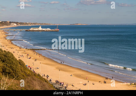 Bournemouth Pier in Entfernung und Sands an sonnigen Frühlingstag. Vereinigtes Königreich, Landschaft. Stockfoto