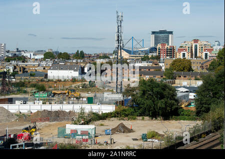 Brown Field Development in South West London mit Stamford Bridge Fußball in der Ferne Stockfoto