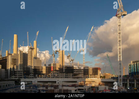 Die Baustelle, wo Gas Tanks einmal neben Battersea Power Station auf einem sonnigen Abend stand Stockfoto