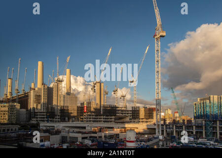 Die Baustelle, wo Gas Tanks einmal neben Battersea Power Station auf einem sonnigen Abend stand Stockfoto