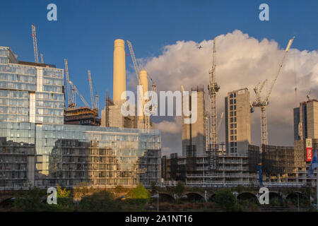 Die Baustelle, wo Gas Tanks einmal neben Battersea Power Station auf einem sonnigen Abend stand Stockfoto