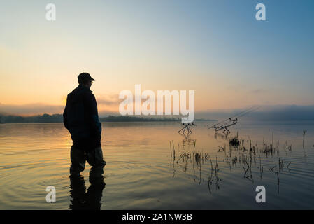 Angeln Abenteuer, Karpfen Angeln bei Sonnenuntergang. Aktiver Lebensstil Konzept Stockfoto