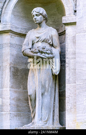 Stein Statue einer trauernden Frau als Dekoration auf einem schattigen Friedhof im Wald Stockfoto