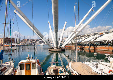 Ansicht der Bigo Struktur von dem Architekten Renzo Piano entworfen. Sichtbare Wahrzeichen: Porto Antico Bezirk, Piazza delle Feste, das Aquarium von Genua Stockfoto
