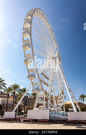 Big White Riesenrad mit Blu Sky Stockfoto