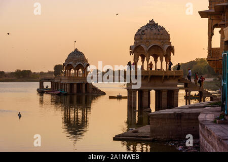 Gadisar See bei Sonnenuntergang. Man-made Wasserbehälter mit Tempeln in Jaisalmer. Rajasthan. Indien Stockfoto