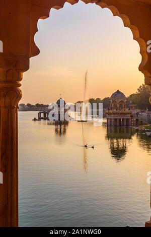 Gadisar See bei Sonnenuntergang. Man-made Wasserbehälter mit Tempeln in Jaisalmer. Rajasthan. Indien Stockfoto