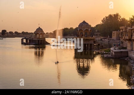 Gadisar See bei Sonnenuntergang. Man-made Wasserbehälter mit Tempeln in Jaisalmer. Rajasthan. Indien Stockfoto