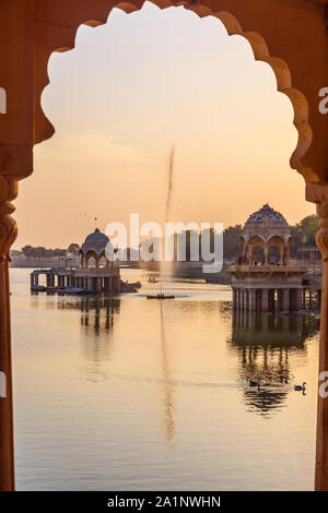 Gadisar See bei Sonnenuntergang. Man-made Wasserbehälter mit Tempeln in Jaisalmer. Rajasthan. Indien Stockfoto