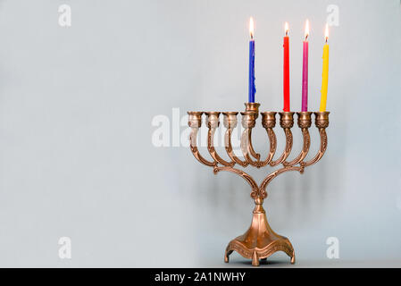 Dritter Tag von Hanukkah mit brennenden Kerzen in bunten Hanukkah Menorah traditionellen Kandelaber. Chanukkah - jüdische Feiertag. Jede Nacht eine andere Kerze wird hinzugefügt. Kopieren Sie Platz für Text. Stockfoto