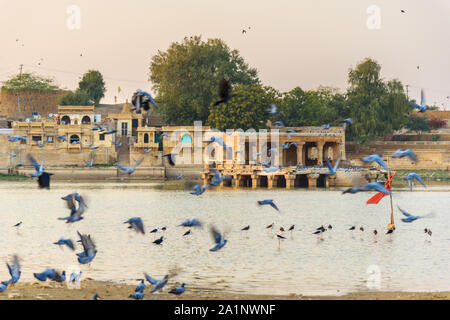 Gadisar See bei Sonnenuntergang. Man-made Wasserbehälter mit Tempeln in Jaisalmer. Rajasthan. Indien Stockfoto