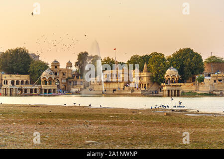 Gadisar See bei Sonnenuntergang. Man-made Wasserbehälter mit Tempeln in Jaisalmer. Rajasthan. Indien Stockfoto