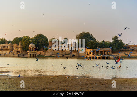 Gadisar See bei Sonnenuntergang. Man-made Wasserbehälter mit Tempeln in Jaisalmer. Rajasthan. Indien Stockfoto