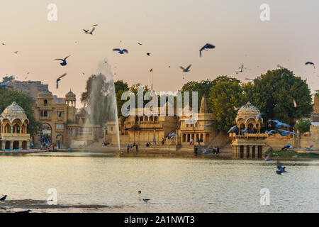 Gadisar See bei Sonnenuntergang. Man-made Wasserbehälter mit Tempeln in Jaisalmer. Rajasthan. Indien Stockfoto