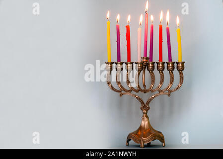 Achter Tag von Hanukkah mit brennenden Kerzen in bunten Hanukkah Menorah traditionellen Kandelaber. Chanukkah - jüdische Feiertag. Jede Nacht eine andere Kerze wird hinzugefügt. Kopieren Sie Platz für Text. Stockfoto